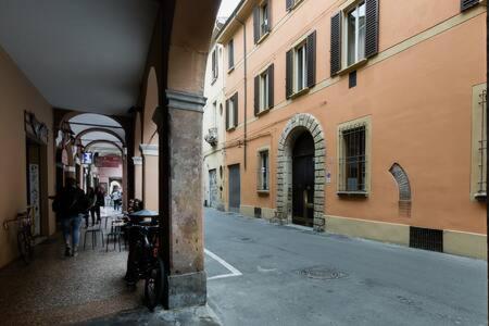 Red Immerso Tra Le Mura Bolognesi Bologne